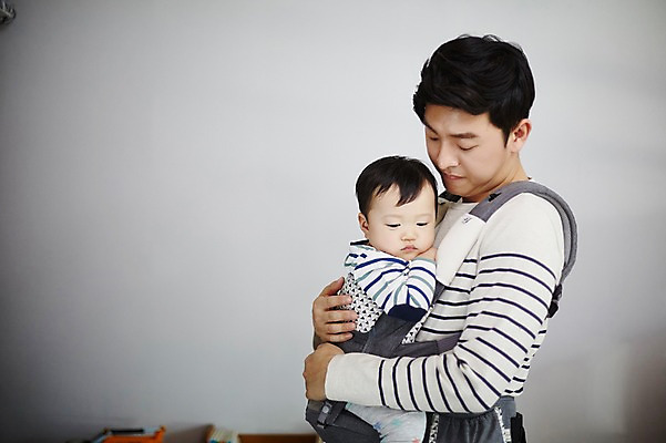 포토 JPG 응시 남자 아들 가족 안기 실내 서기 상반신 성인 두명 옆모습 30대 한국인 육아 아기 가족라이프 아빠 부자지간 남자만 아기띠 남성육아휴직 육아대디 싱글대디 한부모가족 국내포토 라이프스타일 시선 뷰포인트 관계 모션 사람 동양인 내부 장년 아기용품 파일형식 육아휴직