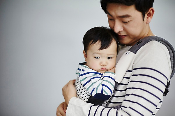 포토 JPG 응시 남자 아들 가족 안기 실내 서기 상반신 성인 두명 옆모습 30대 한국인 육아 아기 가족라이프 아빠 부자지간 남자만 아기띠 남성육아휴직 육아대디 싱글대디 한부모가족 국내포토 라이프스타일 시선 뷰포인트 관계 모션 사람 동양인 내부 장년 아기용품 파일형식 육아휴직