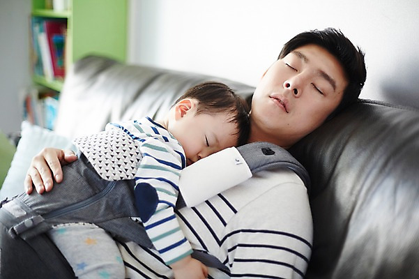 포토 JPG 남자 아들 가족 안기 실내 앉기 상반신 성인 두명 옆모습 30대 소파 눕기 기댐 한국인 육아 아기 잠 가족라이프 아빠 부자지간 남자만 아기띠 남성육아휴직 육아대디 싱글대디 한부모가족 국내포토 라이프스타일 뷰포인트 의자 관계 모션 사람 동양인 내부 장년 아기용품 파일형식 육아휴직