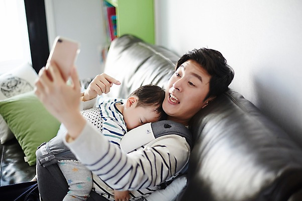 포토 JPG 응시 남자 아들 가족 안기 실내 웃음 들기 앉기 손짓 상반신 성인 두명 옆모습 30대 스마트폰 소파 기댐 한국인 육아 가리킴 아기 가족라이프 아빠 셀프카메라 부자지간 남자만 아기띠 남성육아휴직 육아대디 싱글대디 한부모가족 국내포토 라이프스타일 시선 뷰포인트 의자 관계 모션 표정 사람 동양인 내부 장년 핸드폰 스마트기기 사진촬영 아기용품 파일형식 육아휴직