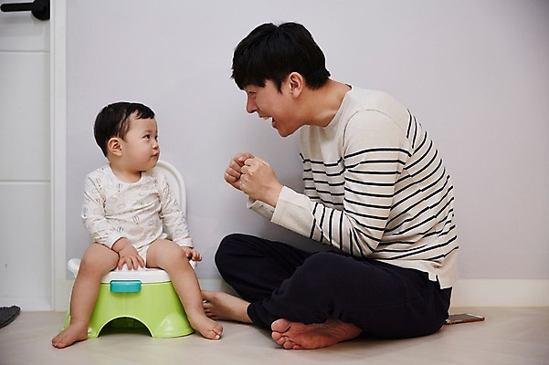 포토 JPG 전신 응시 남자 아들 가족 응원 실내 웃음 앉기 성인 두명 앞모습 옆모습 30대 마주보기 한국인 육아 아기 가족라이프 아빠 화장실 배변 부자지간 남자만 남성육아휴직 육아대디 싱글대디 한부모가족 국내포토 라이프스타일 시선 뷰포인트 관계 모션 표정 사람 동양인 내부 장년 파일형식 육아휴직