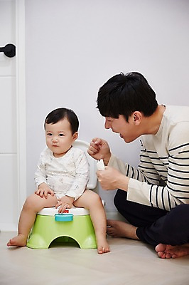 포토 JPG 전신 응시 남자 아들 가족 응원 실내 앉기 성인 두명 앞모습 옆모습 30대 아기용품 한국인 육아 아기 가족라이프 아빠 격려 배변 배변용품 부자지간 남자만 남성육아휴직 육아대디 싱글대디 한부모가족 국내포토 라이프스타일 시선 감정 뷰포인트 관계 모션 사람 동양인 내부 장년 오브젝트 파일형식 육아휴직