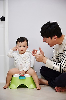 포토 JPG 전신 응시 남자 아들 가족 응원 실내 앉기 성인 두명 앞모습 옆모습 30대 아기용품 한국인 육아 아기 가족라이프 아빠 격려 배변 배변용품 부자지간 남자만 남성육아휴직 육아대디 싱글대디 한부모가족 국내포토 라이프스타일 시선 감정 뷰포인트 관계 모션 사람 동양인 내부 장년 오브젝트 파일형식 육아휴직