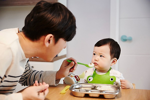 포토 JPG 응시 남자 아들 음식 가족 식탁 실내 앉기 상반신 성인 두명 앞모습 옆모습 30대 한국인 육아 아기 가족라이프 아빠 먹여주기 식판 부자지간 남자만 남성육아휴직 육아대디 싱글대디 한부모가족 국내포토 라이프스타일 시선 뷰포인트 관계 모션 탁자 사람 동양인 내부 장년 먹기 파일형식 육아휴직
