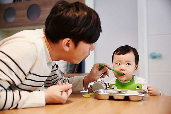 포토 JPG 응시 남자 아들 음식 가족 식탁 실내 앉기 상반신 성인 두명 앞모습 옆모습 30대 한국인 육아 아기 가족라이프 아빠 먹기 먹여주기 식판 부자지간 남자만 남성육아휴직 육아대디 싱글대디 한부모가족 국내포토 라이프스타일 시선 뷰포인트 관계 모션 탁자 사람 동양인 내부 장년 파일형식 육아휴직