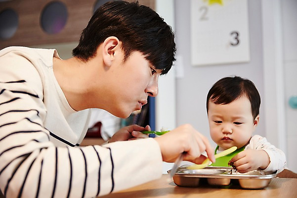 포토 JPG 응시 남자 아들 음식 가족 식탁 실내 앉기 상반신 성인 두명 앞모습 옆모습 30대 한국인 육아 아기 가족라이프 아빠 먹여주기 식판 부자지간 남자만 남성육아휴직 육아대디 싱글대디 한부모가족 국내포토 라이프스타일 시선 뷰포인트 관계 모션 탁자 사람 동양인 내부 장년 먹기 파일형식 육아휴직