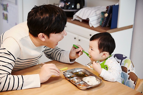 포토 JPG 응시 남자 아들 음식 가족 식탁 실내 앉기 상반신 성인 두명 앞모습 옆모습 30대 한국인 육아 아기 가족라이프 아빠 먹기 먹여주기 부자지간 남자만 남성육아휴직 육아대디 싱글대디 한부모가족 국내포토 라이프스타일 시선 뷰포인트 관계 모션 탁자 사람 동양인 내부 장년 파일형식 육아휴직