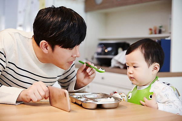 포토 JPG 응시 남자 아들 음식 가족 식탁 실내 앉기 상반신 성인 두명 앞모습 옆모습 30대 스마트폰 한국인 육아 아기 가족라이프 아빠 먹기 먹여주기 부자지간 남자만 남성육아휴직 육아대디 싱글대디 한부모가족 국내포토 라이프스타일 시선 뷰포인트 관계 모션 탁자 사람 동양인 내부 장년 핸드폰 스마트기기 파일형식 육아휴직