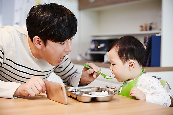 포토 JPG 응시 남자 아들 음식 가족 식탁 실내 앉기 상반신 성인 두명 앞모습 옆모습 30대 스마트폰 한국인 육아 아기 가족라이프 아빠 먹기 먹여주기 부자지간 남자만 남성육아휴직 육아대디 싱글대디 한부모가족 국내포토 라이프스타일 시선 뷰포인트 관계 모션 탁자 사람 동양인 내부 장년 핸드폰 스마트기기 파일형식 육아휴직 가구 휴가 인종 생활 전자제품 생활용품 오브젝트