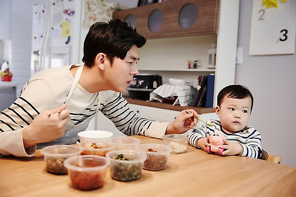 포토 JPG 응시 남자 아들 음식 가족 식탁 실내 앉기 상반신 성인 두명 앞모습 옆모습 30대 한국인 육아 아기 가족라이프 아빠 거절 먹여주기 부자지간 답답함 남자만 속상함 남성육아휴직 육아대디 싱글대디 한부모가족 국내포토 라이프스타일 시선 감정 뷰포인트 컨셉 관계 모션 탁자 사람 동양인 내부 장년 감각 먹기 파일형식 육아휴직