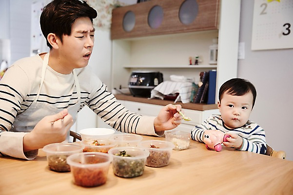 포토 JPG 응시 남자 아들 음식 가족 식탁 실내 앉기 상반신 성인 두명 앞모습 옆모습 30대 한국인 육아 아기 가족라이프 찡그림 아빠 거절 먹여주기 부자지간 답답함 남자만 속상함 남성육아휴직 육아대디 싱글대디 한부모가족 국내포토 라이프스타일 시선 감정 뷰포인트 컨셉 관계 모션 탁자 표정 사람 동양인 내부 장년 감각 먹기 파일형식 육아휴직