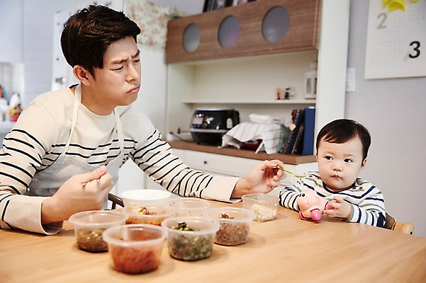 포토 JPG 응시 남자 아들 음식 가족 식탁 실내 앉기 상반신 성인 두명 앞모습 옆모습 30대 한국인 육아 아기 가족라이프 찡그림 아빠 거절 먹여주기 부자지간 답답함 남자만 속상함 남성육아휴직 육아대디 싱글대디 한부모가족 국내포토 라이프스타일 시선 감정 뷰포인트 컨셉 관계 모션 탁자 표정 사람 동양인 내부 장년 감각 먹기 파일형식 육아휴직