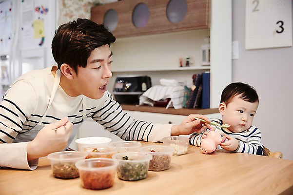 포토 JPG 응시 남자 아들 음식 가족 식탁 실내 입벌림 앉기 상반신 성인 두명 앞모습 옆모습 30대 한국인 육아 아기 가족라이프 아빠 거절 먹여주기 부자지간 남자만 남성육아휴직 육아대디 싱글대디 한부모가족 국내포토 라이프스타일 시선 뷰포인트 컨셉 관계 모션 탁자 표정 사람 동양인 내부 장년 먹기 파일형식 육아휴직