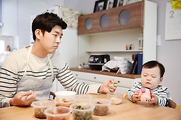 포토 JPG 응시 남자 아들 음식 가족 식탁 실내 앉기 상반신 성인 두명 앞모습 30대 한국인 육아 아기 가족라이프 아빠 거절 먹여주기 부자지간 답답함 남자만 속상함 남성육아휴직 육아대디 싱글대디 한부모가족 국내포토 라이프스타일 시선 감정 뷰포인트 컨셉 관계 모션 탁자 사람 동양인 내부 장년 감각 먹기 파일형식 육아휴직