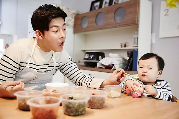 포토 JPG 응시 남자 아들 가족 식탁 실내 입벌림 앉기 상반신 성인 두명 앞모습 30대 한국인 육아 아기 가족라이프 아빠 거절 먹여주기 부자지간 남자만 남성육아휴직 육아대디 싱글대디 한부모가족 국내포토 라이프스타일 시선 뷰포인트 컨셉 관계 모션 탁자 표정 사람 동양인 내부 장년 먹기 파일형식 육아휴직