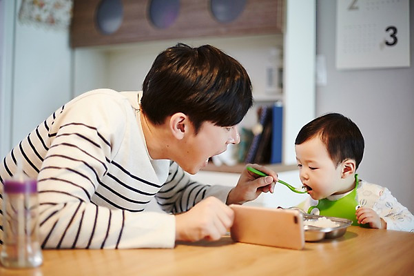 포토 JPG 응시 남자 아들 음식 가족 식탁 실내 입벌림 앉기 상반신 성인 두명 앞모습 옆모습 30대 스마트폰 한국인 육아 아기 가족라이프 아빠 먹기 먹여주기 부자지간 남자만 남성육아휴직 육아대디 싱글대디 한부모가족 국내포토 라이프스타일 시선 뷰포인트 관계 모션 탁자 표정 사람 동양인 내부 장년 핸드폰 스마트기기 파일형식 육아휴직
