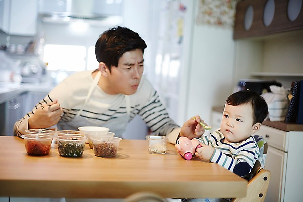 포토 JPG 응시 남자 아들 음식 가족 식탁 실내 앉기 상반신 성인 두명 앞모습 옆모습 30대 한국인 육아 아기 가족라이프 찡그림 아빠 거절 먹여주기 부자지간 답답함 남자만 속상함 남성육아휴직 육아대디 싱글대디 한부모가족 국내포토 라이프스타일 시선 감정 뷰포인트 컨셉 관계 모션 탁자 표정 사람 동양인 내부 장년 감각 먹기 파일형식 육아휴직