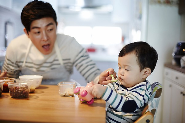 포토 JPG 응시 남자 아들 음식 가족 식탁 실내 입벌림 앉기 상반신 성인 두명 앞모습 옆모습 아웃포커스 30대 한국인 육아 아기 가족라이프 아빠 거절 먹여주기 노력 부자지간 남자만 남성육아휴직 육아대디 싱글대디 한부모가족 국내포토 라이프스타일 시선 뷰포인트 컨셉 관계 모션 탁자 촬영기법 표정 사람 동양인 내부 장년 먹기 파일형식 육아휴직