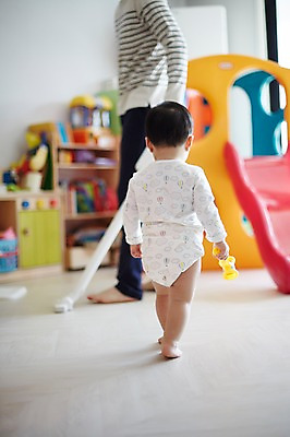 포토 JPG 전신 남자 아들 가족 실내 서기 들기 성인 두명 옆모습 뒷모습 아웃포커스 30대 장난감 걷기 한국인 육아 아기 가족라이프 아빠 미끄럼틀 부자지간 남자만 남성육아휴직 육아대디 싱글대디 한부모가족 국내포토 라이프스타일 뷰포인트 관계 모션 촬영기법 사람 동양인 내부 장년 놀이기구 파일형식 육아휴직