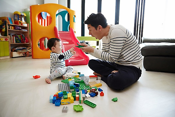 포토 JPG 전신 응시 남자 아들 가족 놀이 실내 앉기 성인 두명 옆모습 30대 장난감 놀람 블록 한국인 육아 아기 가족라이프 아빠 미끄럼틀 부자지간 남자만 남성육아휴직 육아대디 싱글대디 한부모가족 국내포토 라이프스타일 시선 감정 뷰포인트 관계 모션 표정 사람 동양인 내부 장년 놀이기구 파일형식 육아휴직