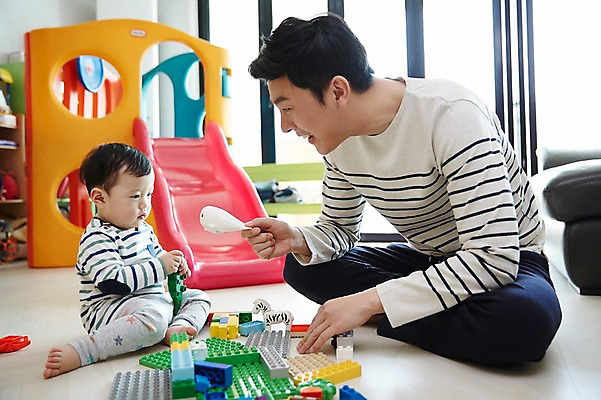 포토 JPG 전신 응시 남자 아들 가족 놀이 실내 웃음 앉기 성인 두명 옆모습 30대 장난감 블록 한국인 육아 아기 가족라이프 아빠 미끄럼틀 부자지간 남자만 남성육아휴직 육아대디 싱글대디 한부모가족 국내포토 라이프스타일 시선 뷰포인트 관계 모션 표정 사람 동양인 내부 장년 놀이기구 파일형식 육아휴직
