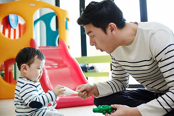 포토 JPG 응시 남자 아들 가족 놀이 실내 앉기 상반신 성인 두명 옆모습 30대 장난감 블록 한국인 육아 아기 가족라이프 아빠 미끄럼틀 부자지간 남자만 남성육아휴직 육아대디 싱글대디 한부모가족 국내포토 라이프스타일 시선 뷰포인트 관계 모션 사람 동양인 내부 장년 놀이기구 파일형식 육아휴직