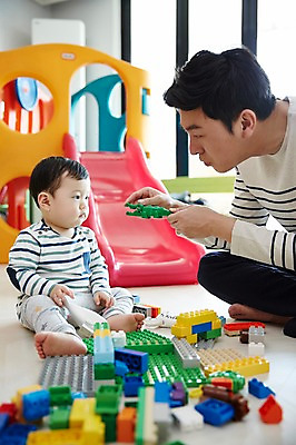 포토 JPG 전신 응시 남자 아들 가족 놀이 실내 들기 앉기 성인 두명 옆모습 30대 장난감 블록 한국인 육아 아기 가족라이프 아빠 미끄럼틀 부자지간 남자만 남성육아휴직 육아대디 싱글대디 한부모가족 국내포토 라이프스타일 시선 뷰포인트 관계 모션 사람 동양인 내부 장년 놀이기구 파일형식 육아휴직