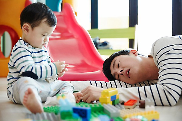포토 JPG 전신 응시 남자 아들 가족 놀이 실내 피곤 앉기 상반신 성인 두명 옆모습 30대 눕기 장난감 블록 한국인 육아 아기 가족라이프 아빠 미끄럼틀 힘듦 부자지간 남자만 남성육아휴직 육아대디 싱글대디 한부모가족 국내포토 라이프스타일 시선 뷰포인트 컨셉 관계 모션 사람 동양인 내부 장년 놀이기구 파일형식 육아휴직
