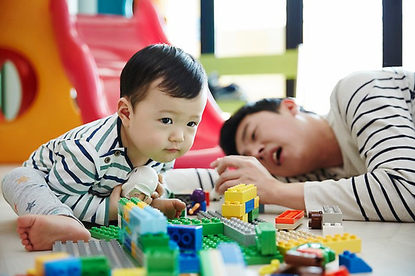 포토 JPG 전신 응시 남자 아들 가족 놀이 실내 피곤 앉기 상반신 성인 두명 옆모습 아웃포커스 30대 눕기 장난감 블록 한국인 육아 아기 가족라이프 아빠 미끄럼틀 힘듦 부자지간 남자만 남성육아휴직 육아대디 싱글대디 한부모가족 국내포토 라이프스타일 시선 뷰포인트 컨셉 관계 모션 촬영기법 사람 동양인 내부 장년 놀이기구 파일형식 육아휴직