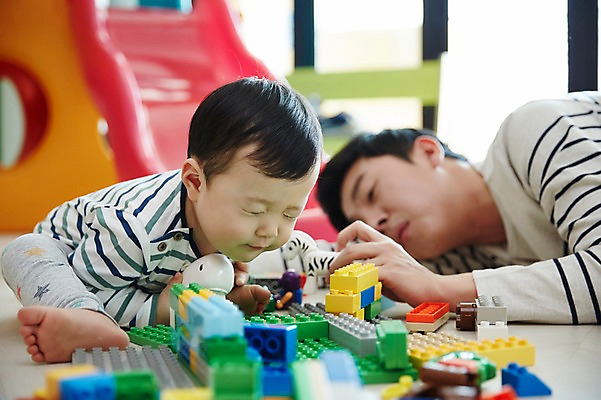 포토 JPG 전신 응시 남자 아들 가족 놀이 실내 피곤 앉기 상반신 성인 두명 옆모습 아웃포커스 30대 눕기 장난감 블록 한국인 육아 아기 가족라이프 아빠 미끄럼틀 힘듦 부자지간 남자만 남성육아휴직 육아대디 싱글대디 한부모가족 국내포토 라이프스타일 시선 뷰포인트 컨셉 관계 모션 촬영기법 사람 동양인 내부 장년 놀이기구 파일형식 육아휴직