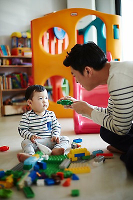 포토 JPG 전신 응시 남자 아들 가족 놀이 실내 들기 앉기 상반신 성인 두명 앞모습 옆모습 아웃포커스 30대 장난감 블록 한국인 육아 아기 가족라이프 아빠 미끄럼틀 부자지간 남자만 남성육아휴직 육아대디 싱글대디 한부모가족 국내포토 라이프스타일 시선 뷰포인트 관계 모션 촬영기법 사람 동양인 내부 장년 놀이기구 파일형식 육아휴직