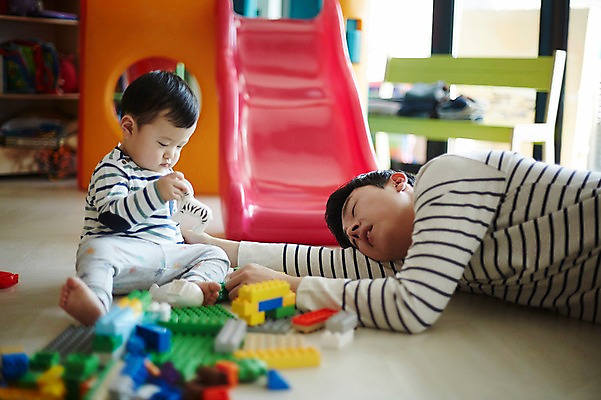 포토 JPG 전신 응시 남자 아들 가족 놀이 실내 피곤 앉기 상반신 성인 두명 옆모습 아웃포커스 30대 눕기 장난감 블록 한국인 육아 아기 가족라이프 아빠 미끄럼틀 힘듦 부자지간 남자만 남성육아휴직 육아대디 싱글대디 한부모가족 국내포토 라이프스타일 시선 뷰포인트 컨셉 관계 모션 촬영기법 사람 동양인 내부 장년 놀이기구 파일형식 육아휴직