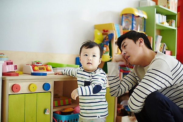 포토 JPG 응시 남자 아들 가족 놀이 실내 피곤 서기 앉기 상반신 성인 두명 앞모습 옆모습 30대 장난감 턱괴기 한국인 육아 아기 가족라이프 아빠 힘듦 부자지간 남자만 남성육아휴직 육아대디 싱글대디 한부모가족 국내포토 라이프스타일 시선 뷰포인트 컨셉 관계 모션 사람 동양인 내부 장년 파일형식 육아휴직