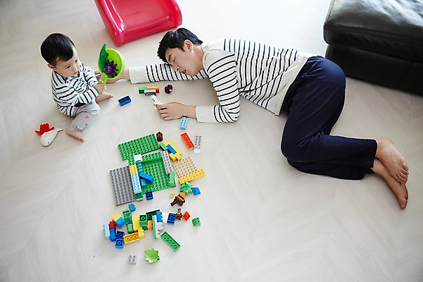 포토 JPG 전신 응시 남자 아들 가족 놀이 실내 피곤 앉기 성인 두명 옆모습 30대 하이앵글 눕기 장난감 블록 한국인 육아 아기 잠 가족라이프 아빠 미끄럼틀 힘듦 부자지간 남자만 남성육아휴직 육아대디 싱글대디 한부모가족 국내포토 라이프스타일 시선 뷰포인트 컨셉 관계 모션 사람 동양인 내부 장년 놀이기구 파일형식 육아휴직