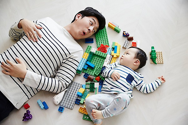 포토 JPG 전신 응시 남자 아들 가족 놀이 휴식 실내 피곤 웃음 상반신 성인 두명 앞모습 30대 하이앵글 눕기 장난감 블록 한국인 육아 아기 가족라이프 아빠 부자지간 남자만 남성육아휴직 육아대디 싱글대디 한부모가족 국내포토 라이프스타일 시선 뷰포인트 컨셉 관계 모션 표정 사람 동양인 내부 장년 파일형식 육아휴직