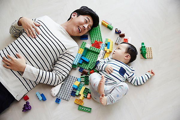 포토 JPG 전신 응시 남자 아들 가족 놀이 휴식 실내 피곤 웃음 상반신 성인 두명 앞모습 30대 하이앵글 눕기 장난감 블록 한국인 육아 아기 가족라이프 아빠 부자지간 남자만 남성육아휴직 육아대디 싱글대디 한부모가족 국내포토 라이프스타일 시선 뷰포인트 컨셉 관계 모션 표정 사람 동양인 내부 장년 파일형식 육아휴직