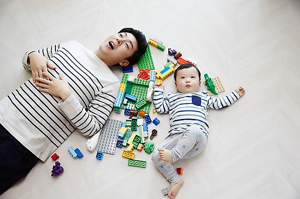 포토 JPG 전신 응시 남자 아들 가족 놀이 휴식 실내 피곤 웃음 상반신 성인 두명 앞모습 30대 하이앵글 눕기 장난감 블록 한국인 육아 아기 가족라이프 아빠 부자지간 남자만 남성육아휴직 육아대디 싱글대디 한부모가족 국내포토 라이프스타일 시선 뷰포인트 컨셉 관계 모션 표정 사람 동양인 내부 장년 파일형식 육아휴직