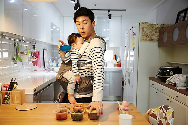 포토 JPG 전신 응시 남자 아들 가족 안기 식탁 실내 서기 상반신 성인 두명 옆모습 30대 주방 식사 한국인 육아 아기 가족라이프 아빠 상차리기 부자지간 남자만 아기띠 남성육아휴직 육아대디 싱글대디 한부모가족 국내포토 라이프스타일 시선 뷰포인트 관계 모션 탁자 사람 동양인 내부 장년 아기용품 파일형식 육아휴직