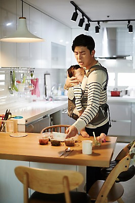 포토 JPG 전신 응시 남자 아들 가족 안기 식탁 실내 서기 상반신 성인 두명 옆모습 30대 주방 식사 한국인 육아 아기 가족라이프 찡그림 아빠 상차리기 부자지간 남자만 아기띠 남성육아휴직 육아대디 싱글대디 한부모가족 국내포토 라이프스타일 시선 뷰포인트 관계 모션 탁자 표정 사람 동양인 내부 장년 아기용품 파일형식 육아휴직