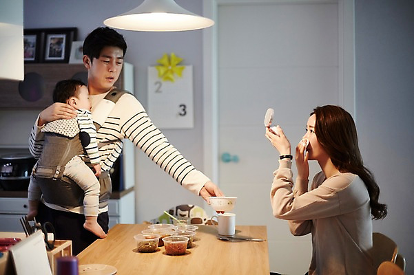 포토 JPG 전신 응시 여자 남자 아들 의자 가족 안기 식탁 엄마 실내 서기 앉기 상반신 성인 앞모습 옆모습 세명 30대 화장 식사 화목 한국인 아기 가족라이프 아빠 출근준비 워킹맘 상차리기 아기띠 국내포토 라이프스타일 시선 뷰포인트 가구 컨셉 관계 모션 탁자 사람 동양인 내부 장년 뷰티 아기용품 비즈니스우먼 출근 파일형식