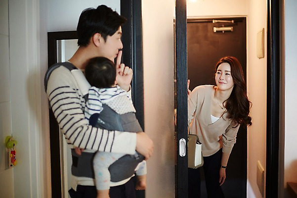 포토 JPG 전신 응시 여자 남자 아들 가족 안기 엄마 실내 서기 미소 상반신 성인 앞모습 옆모습 세명 30대 화목 한국인 아기 가족라이프 아빠 현관문 퇴근 워킹맘 마중 아기띠 국내포토 라이프스타일 시선 뷰포인트 컨셉 관계 모션 표정 사람 동양인 내부 장년 문 아기용품 비즈니스우먼 출퇴근 파일형식