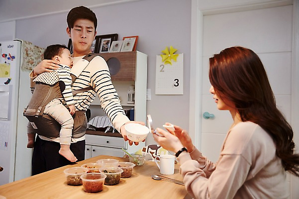 포토 JPG 전신 응시 여자 남자 아들 가족 안기 식탁 엄마 실내 서기 앉기 상반신 성인 옆모습 세명 30대 화장 화목 한국인 아기 가족라이프 아빠 아침식사 출근준비 워킹맘 아기띠 국내포토 라이프스타일 시선 뷰포인트 컨셉 관계 모션 탁자 사람 동양인 내부 장년 뷰티 식사 아기용품 비즈니스우먼 출근 파일형식 가구 비즈니스 인종 생활 직장인 오브젝트 출퇴근 직업 생활용품