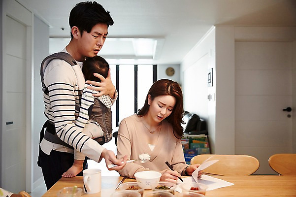 포토 JPG 전신 응시 여자 남자 아들 가족 안기 식탁 엄마 실내 서기 들기 앉기 상반신 성인 앞모습 옆모습 세명 30대 숟가락 화목 한국인 아기 가족라이프 아빠 아침식사 먹여주기 재택근무 워킹맘 서류검토 아기띠 사회적거리두기 국내포토 라이프스타일 시선 캠페인 뷰포인트 컨셉 비즈니스 관계 모션 탁자 수저 사람 동양인 내부 장년 식사 아기용품 비즈니스우먼 먹기 확인 파일형식