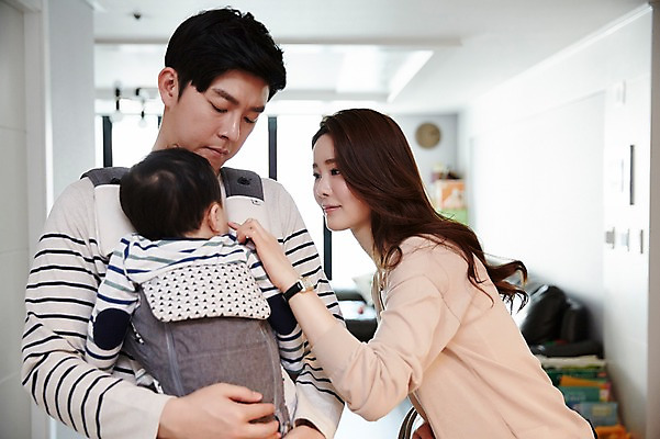 포토 JPG 응시 여자 남자 아들 가족 안기 엄마 실내 서기 웃음 상반신 성인 앞모습 옆모습 세명 30대 화목 한국인 아기 인사 잡기 가족라이프 볼 아빠 출근 워킹맘 아기띠 국내포토 라이프스타일 시선 뷰포인트 컨셉 관계 모션 표정 사람 동양인 내부 신체부위 장년 아기용품 예절 비즈니스우먼 출퇴근 파일형식