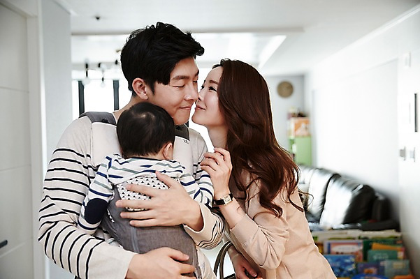 포토 JPG 응시 여자 남자 아들 가족 안기 엄마 키스 실내 서기 웃음 상반신 성인 앞모습 옆모습 세명 30대 화목 한국인 아기 가족라이프 아빠 출근 워킹맘 아기띠 국내포토 라이프스타일 시선 뷰포인트 컨셉 관계 모션 표정 사람 동양인 내부 장년 아기용품 비즈니스우먼 애정표현 출퇴근 파일형식