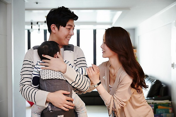 포토 JPG 응시 여자 남자 아들 가족 안기 엄마 실내 서기 웃음 상반신 성인 앞모습 옆모습 세명 30대 손잡기 화목 한국인 아기 인사 가족라이프 아빠 출근 워킹맘 아기띠 국내포토 라이프스타일 시선 뷰포인트 컨셉 관계 모션 표정 사람 동양인 내부 장년 아기용품 예절 비즈니스우먼 출퇴근 파일형식