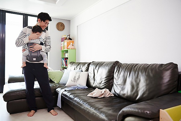 포토 JPG 전신 응시 옷 남자 아들 거실 가족 안기 실내 서기 성인 두명 앞모습 30대 소파 한국인 육아 아기 가족라이프 찡그림 아빠 지저분함 부자지간 남자만 아기띠 남성육아휴직 육아대디 싱글대디 한부모가족 국내포토 라이프스타일 시선 뷰포인트 의자 관계 모션 표정 사람 동양인 내부 장년 아기용품 감각 파일형식 육아휴직