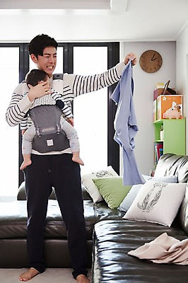 포토 JPG 전신 응시 옷 남자 아들 거실 가족 안기 실내 서기 들기 성인 두명 앞모습 30대 소파 한국인 육아 아기 가족라이프 찡그림 아빠 지저분함 부자지간 남자만 아기띠 남성육아휴직 육아대디 싱글대디 한부모가족 국내포토 라이프스타일 시선 뷰포인트 의자 관계 모션 표정 사람 동양인 내부 장년 아기용품 감각 파일형식 육아휴직