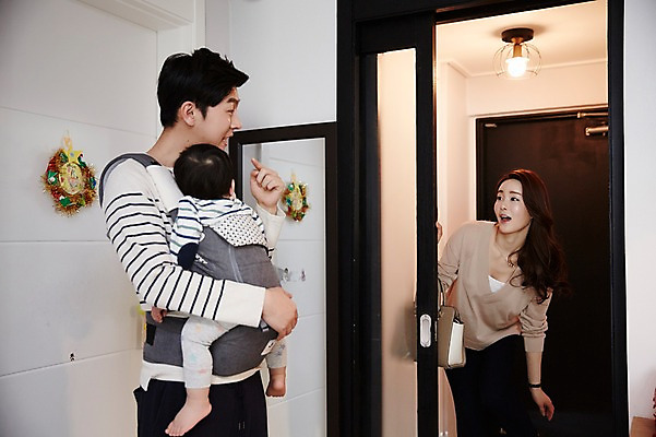 포토 JPG 전신 응시 여자 남자 아들 가족 안기 엄마 실내 서기 상반신 성인 앞모습 세명 30대 화목 한국인 아기 가족라이프 아빠 현관문 퇴근 워킹맘 마중 아기띠 국내포토 라이프스타일 시선 뷰포인트 컨셉 관계 모션 사람 동양인 내부 장년 문 아기용품 비즈니스우먼 출퇴근 파일형식