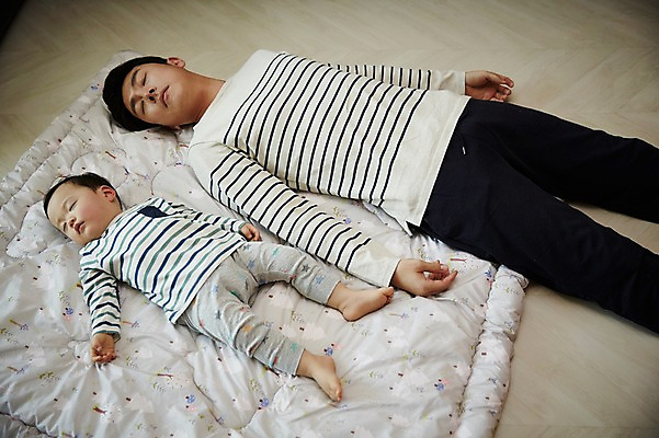 포토 JPG 전신 남자 아들 가족 휴식 실내 상반신 성인 두명 옆모습 30대 눕기 이불 한국인 육아 아기 잠 가족라이프 아빠 낮잠 부자지간 남자만 남성육아휴직 육아대디 싱글대디 한부모가족 국내포토 라이프스타일 뷰포인트 컨셉 관계 침구 모션 사람 동양인 내부 장년 파일형식 육아휴직